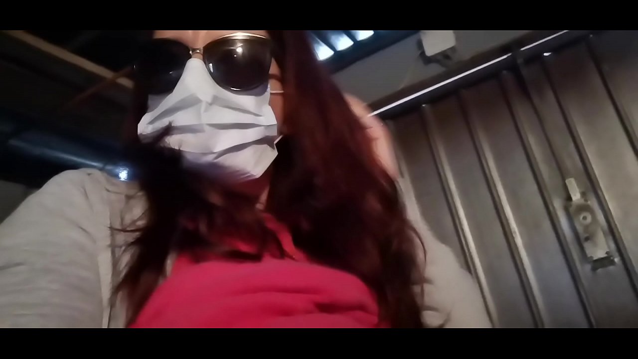 Nicoletta hefnir sín á nágranna sínum og pissar í bílskúrinn hans (sérstök Covid19 ítalsk sóttkví)