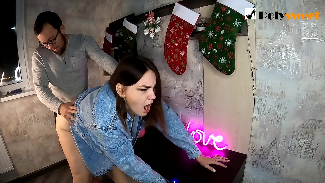 Gaurinn naut þess að fokka fallega stelpu með hestahala í rassinum með munninum og píkunni